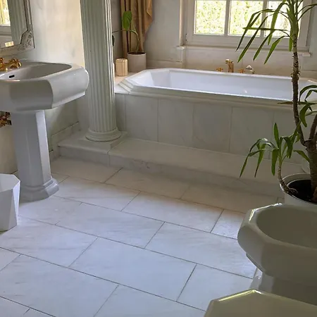 Romantiksuite شقة بالسور